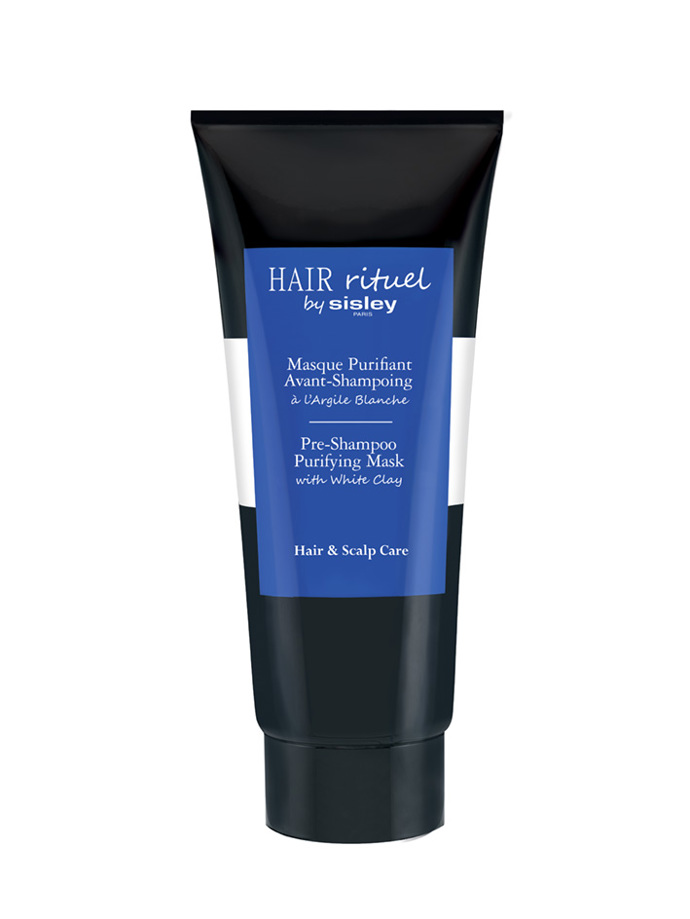 Čisitící maska na vlasy Pre - Shampoo Purifying Mask, Sisley, 2100 Kč

K tomu, aby vlasy vypadaly co nejlíp, vám stačit pár minut a kvalitní péče. Třeba ta v podobě čistící masky Sisley s příměsí jílu, která vlasy a vlasový skalp zbaví všech nečistot i zbytků stylingu. Dávám si jí i před návštěvou sauny a nechávám ji působit, zatímco relaxuji a zapomínám na okolní svět.
