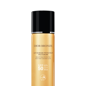 Opalovací mléko ve spreji Dior Bronze, Dior, 1159 Kč

Padesátka, ve spreji a ještě s bronzujícím účinkem! Nevím, co chtít víc. Byl se mnou ve Španělsku i v Českém ráji. A osvědčil se na domácím i zahraničním poli. Lehká a krásně voňavá textura se okamžitě vpije do kůže a ochrání vás proti škodlivým vlivy slunečního záření. Vozím ho se sebou v autě i na výlety, vsadím se, že si ho zamilujete taky. 

