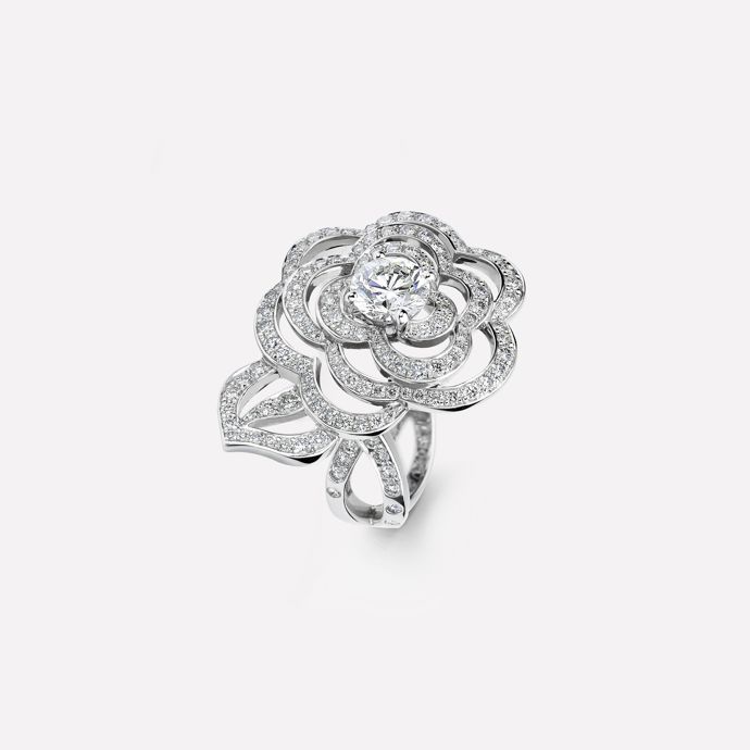 Chanel Camélia ring

Cena od 1.000 000,- Kč
