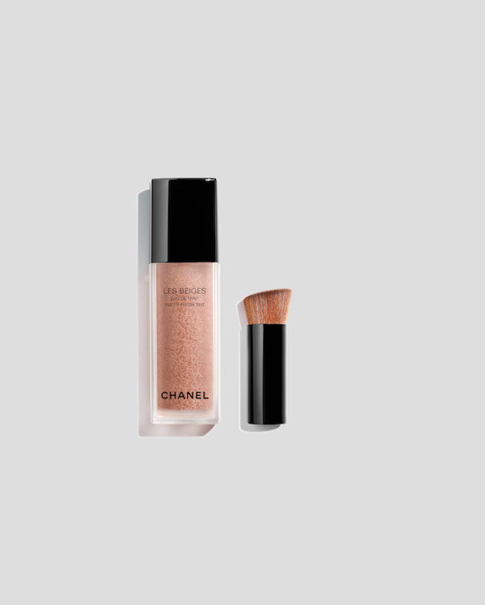 Tekutý pigment Les Beiges Eau de Teint, Chanel, 1690 Kč

Něco jako make-up, něco jako vodička plná pigmentů, které se během aplikace rozpustí a vytvoří na vaší pokožce celistvý svěže vypadající film. Po počáteční nedůvěře v netradiční texturu  jsem Eau de Teint úplně propadla a už měsíc v kuse nepoužívám nic jiného. Ideální řešení pro ty, kdo milují lehoučké make-upy, efekt šťavnaté pleti a novinky z dílny Chanel.

