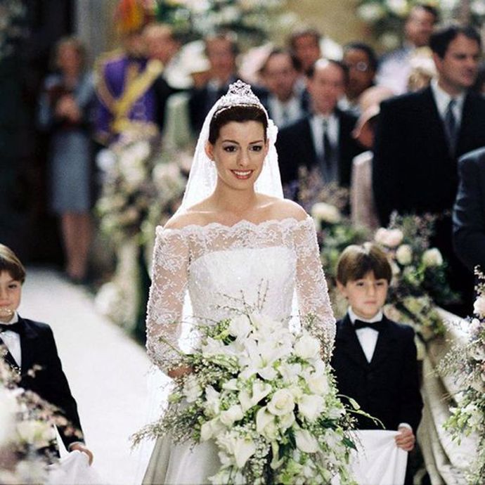 Deník princezny 2: Královské povinnosti / The Princess Diaries 2: Royal Engagement

Královská svatba – to vždycky znamená hodně krajek a tradiční střihy. Mia Thermopolis (Anna Hathaway) se v druhé díle Deníku princezny konečně provdala za svého prince. Na svatbu oblékla krajkové šaty s dlouhým rukávem od Garyho Jonese. Šaty byly inspirované róbou Claire Louise Coombs, která si v roce 2003 vzala belgického prince Laurenta.

 
