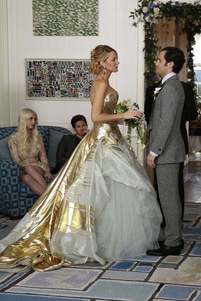 Super drbna / Gossip Girl

Happy-endu se dočkala i Serena (Blake Lively). Super drbnu si vzala v korzetových šatech s netradičním zlatým zlobením od návrháře Georgese Chakry. 
