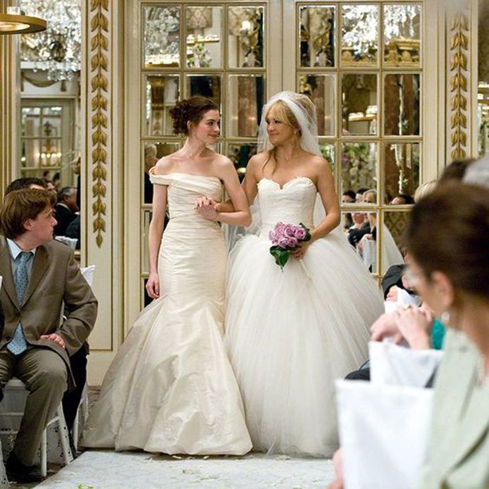 Válka nevěst / Bride Wars 

Emma (Anne Hathaway) a Liv (Kate Hudson) nakonec zachrání své přátelství v pohádkových šatech od návrhářky Very Wang. 
