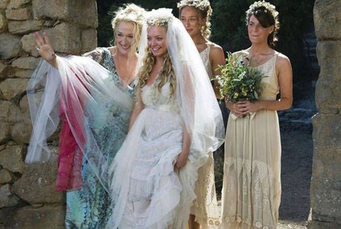 Mamma Mia!

Rozevláté šaty od Ann Roth a vavřínová čelenka. Sophie (Amanda Seyfried) vypadá ve své svatební róbě jako řecká bohyně.
