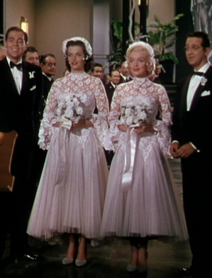 Páni mají radši blondýnky / Gentlemen Prefer Blondes

Ve filmu z roku 1953 se objevila Marilyn Monroe společně s Jane Rusell v naprosto totožných svatebních šatech áčkového střihu od Williama Travilla. No nejsou rozkošné?

 
