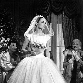 Usměvavá tvář / Funny Face
Šaty od Givenchy oblékla Jo (Audrey Hepburn) ve filmu Usměvavá tvář v roce 1957. Moderní midi délka a legendární Audrey – tyto šaty patří k nejznámějším ve filmové historii. Údajně se jimi inspirovala i Megan Markle, která si v roce 2018 brala prince Harryho v minimalistických šatech od návrhářky Clare Waight Keller z módního domu Givenchy. Nápadně podobná byla i Meganina svatební kytice!
Usměvavá tvář / Funny Face
Šaty od Givenchy oblékla Jo (Audrey Hepburn) ve filmu Usměvavá tvář v roce 1957. Moderní midi délka a legendární Audrey – tyto šaty patří k nejznámějším ve filmové historii. Údajně se jimi inspirovala i Megan Markle, která si v roce 2018 brala prince Harryho v minimalistických šatech od návrhářky Clare Waight Keller z módního domu Givenchy. Nápadně podobná byla i Meganina svatební kytice!