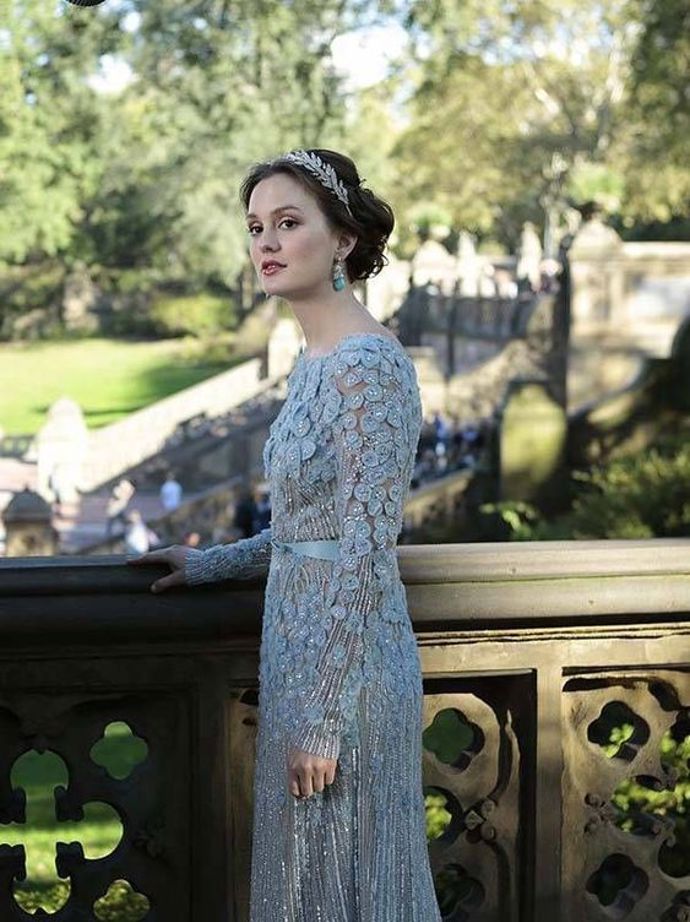 Super drbna / Gossip Girl 

Velké finále Super drbny! Chuck (Ed Westwick) konečně dovedl Blair (Leighton Meester) k oltáři v modrých šatech z dílny Elie Saab. Netradiční barva, klasický střih. Dovedete si pro Blair představit něco lepšího?
