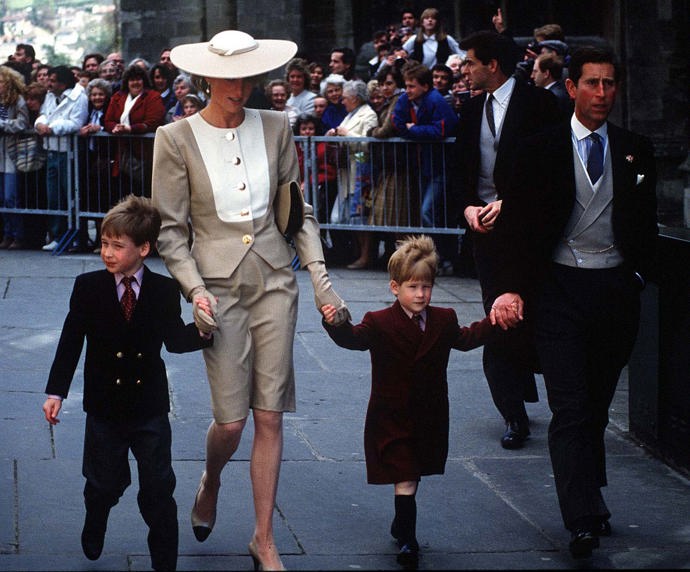 Princezna Diana: 40 nejlepších outfitů, které se navždy zapsaly do historie: