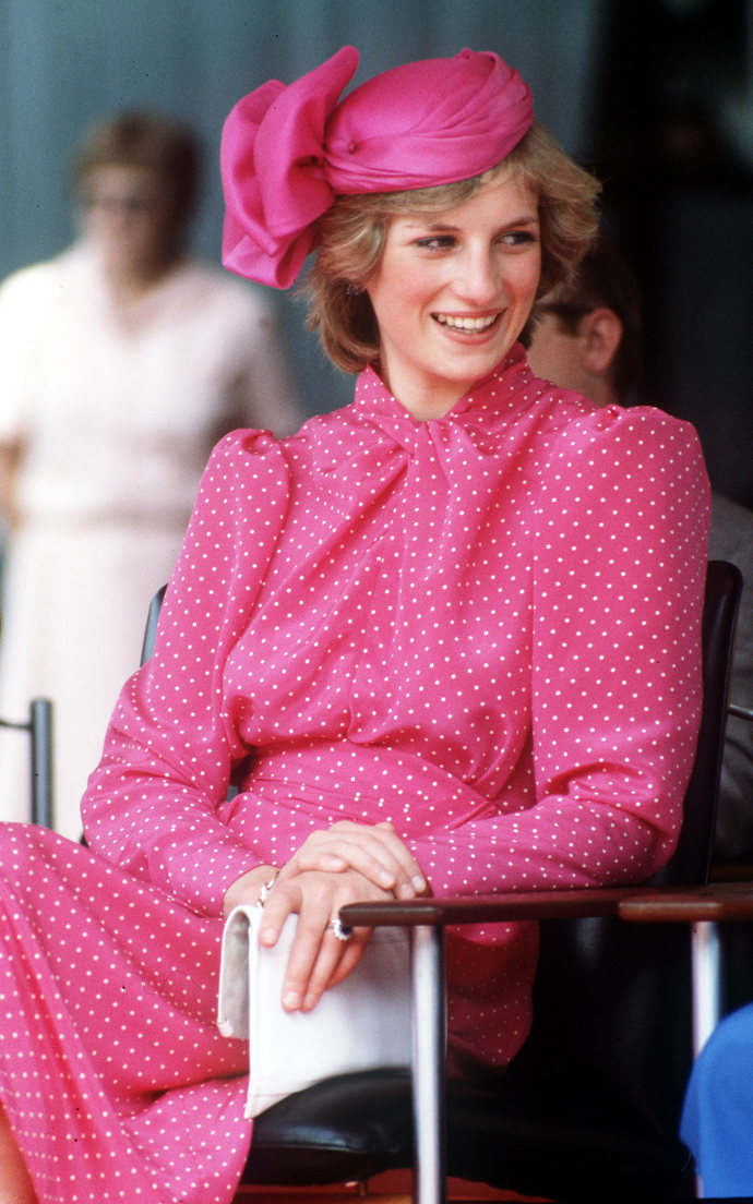 Princezna Diana: 40 nejlepších outfitů, které se navždy zapsaly do historie: