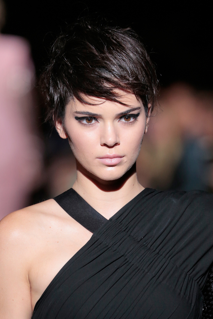Extra silné linky a nude rty vévodily přehlídce Tom Ford SS18.
