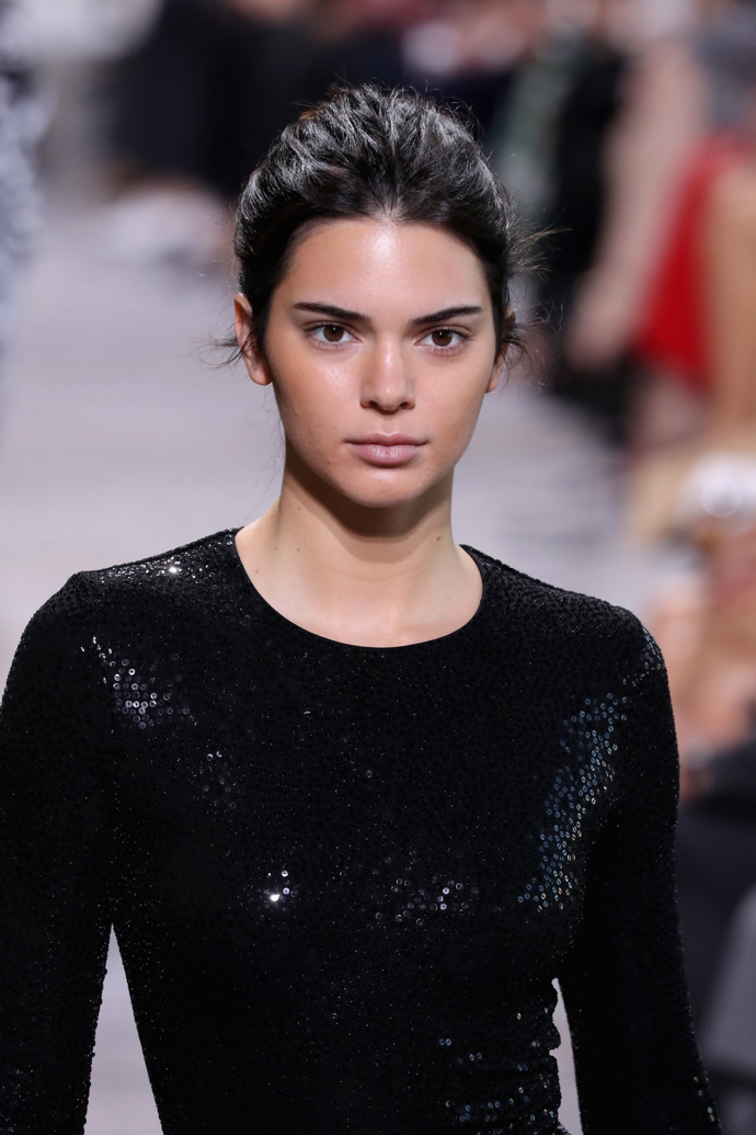 V tomto no make-up make-upu šla Kendall přehlídku Michael Kors SS18. A co si budeme povídat - vypadá skvěle i tak!
