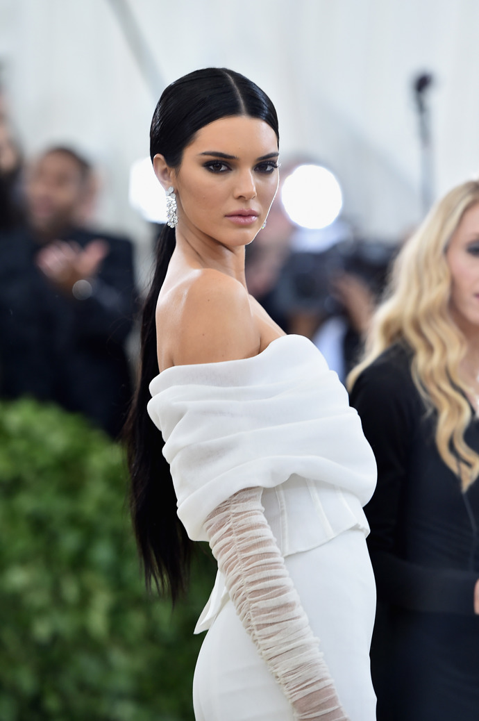 Kendall opět skvěle doplnila svůj outfit vhodným líčením (nebo líčení vhodným outfitem?!) Na Met Gala 2018 zvolila výrazné kouřové líčení, které kontrastuje s bílým overalem od Virgila Abloha.
