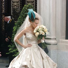 Sex ve městě / Sex and the City
Carrie Bradshaw (Sarah Jessica Parker) oblékla ve filmu Sex ve městě šaty od Vivienne Westwood. Jak všichni víme, moc štěstí jí nepřinesly, a u oltáře v nich nakonec nestála… Tak i tak - tyhle šaty prostě zbožňujeme! Kratší verze róby byla k dostání na net-a-porter.com za $9,875. Bohužel, během několika hodin byly všechny vyprodané. Tak snad příště!
Sex ve městě / Sex and the City
Carrie Bradshaw (Sarah Jessica Parker) oblékla ve filmu Sex ve městě šaty od Vivienne Westwood. Jak všichni víme, moc štěstí jí nepřinesly, a u oltáře v nich nakonec nestála… Tak i tak - tyhle šaty prostě zbožňujeme! Kratší verze róby byla k dostání na net-a-porter.com za $9,875. Bohužel, během několika hodin byly všechny vyprodané. Tak snad příště!