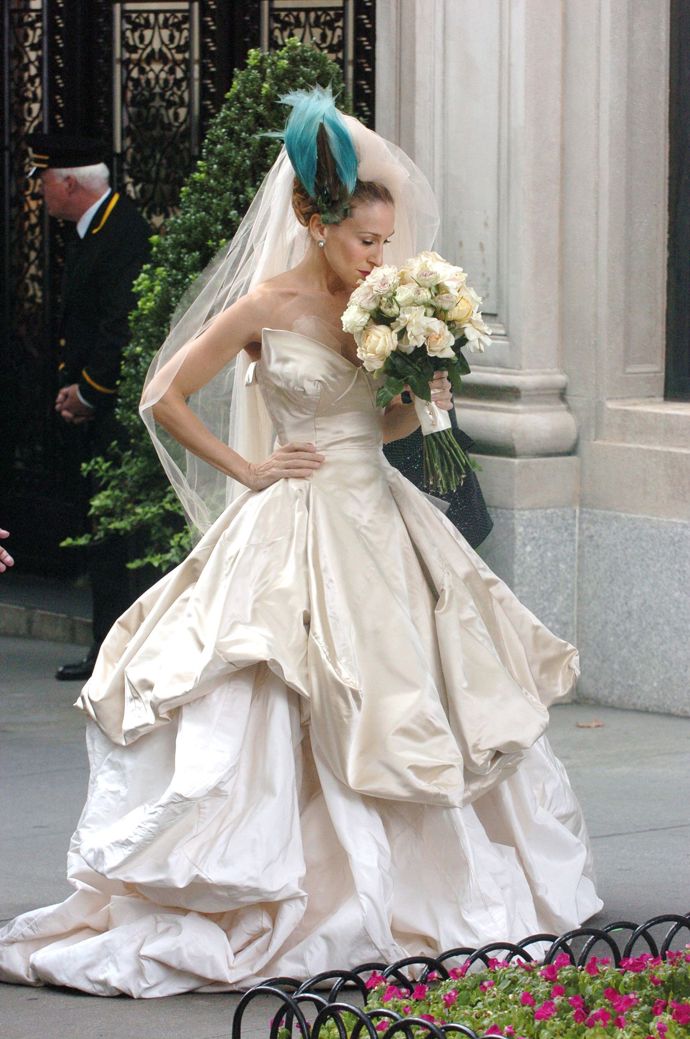 Sex ve městě / Sex and the City

Carrie Bradshaw (Sarah Jessica Parker) oblékla ve filmu Sex ve městě šaty od Vivienne Westwood. Jak všichni víme, moc štěstí jí nepřinesly, a u oltáře v nich nakonec nestála… Tak i tak - tyhle šaty prostě zbožňujeme! Kratší verze róby byla k dostání na net-a-porter.com za $9,875. Bohužel, během několika hodin byly všechny vyprodané. Tak snad příště!

 
