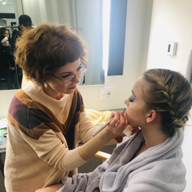Make-up artistku seriálu Euphoria Kirsten Coleman.
Make-up artistku seriálu Euphoria Kirsten Coleman.