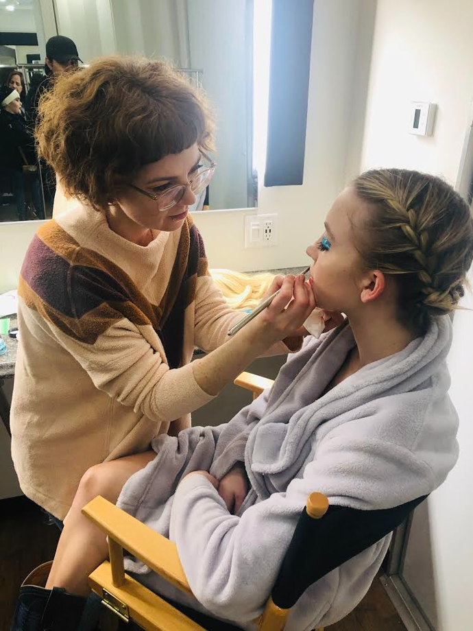 Make-up artistku seriálu Euphoria Kirsten Coleman.
