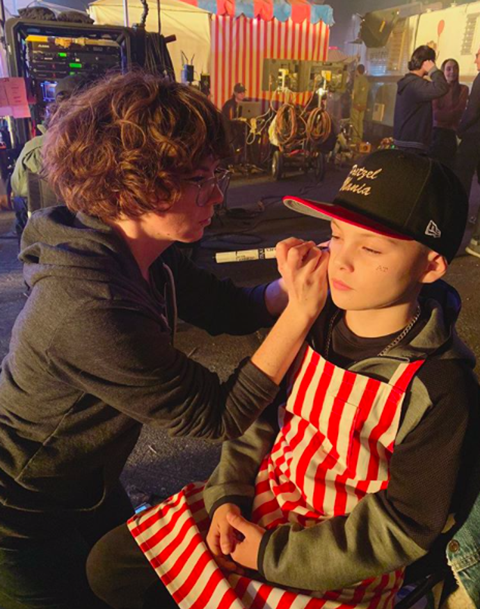 Make-up artistku seriálu Euphoria Kirsten Coleman.
