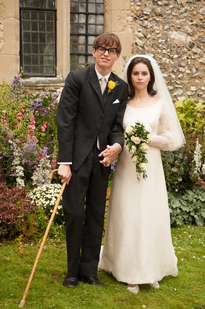 Teorie všeho / Theory of Everything

Méně je někdy více? Jane Wilde (Felicity Jones) oblékla na svůj svatební den jednoduché šaty áčkového střihu. Model je věrnou kopií originálních Janiných šatů. Jones Noble, hlavní kostýmový návrhář, odstranil ze šatů pouze květy, kterými byly originály posety.
