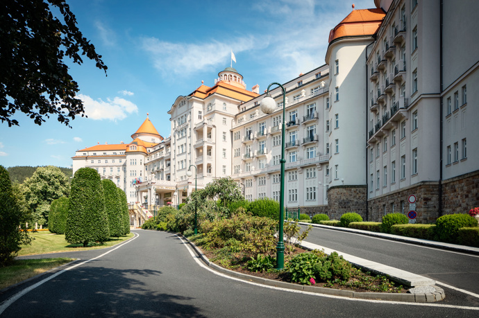 Podívejte se spolu s ELLE do legendárního karlovarského hotelu Imperial: 