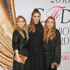 Elizabeth, Ashley a Mary-Kate Olsen
Ashley a Mary-Kate jsou sice dvojčata, ale se svou třiceletilou sestrou Elizabeth by si jako z oka vypadly.
Elizabeth, Ashley a Mary-Kate Olsen
Ashley a Mary-Kate jsou sice dvojčata, ale se svou třiceletilou sestrou Elizabeth by si jako z oka vypadly.