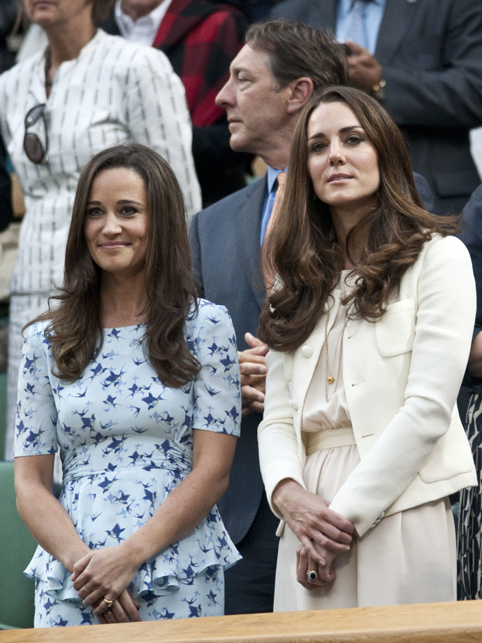 Kate and Pippa Middleton

Obě sestry na sebe strhly veškerou pozornost hlavně během královské svatby Kate a Williama. Kromě podobných povah je ale spojují i krásné hnědé vlasy, foukané vlny a smysl pro elegantní šaty.
