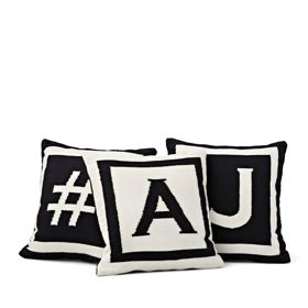 polštáře s iniciály, Jonathan Adler, Bloomingdales, 3078 Kč/ks
