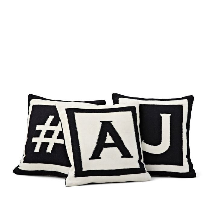 polštáře s iniciály, Jonathan Adler, Bloomingdales, 3078 Kč/ks
