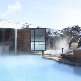 Návštěva islandského hotelu Blue Lagoon s termálními lázněmi na dosah pokoje.
Návštěva islandského hotelu Blue Lagoon s termálními lázněmi na dosah pokoje.