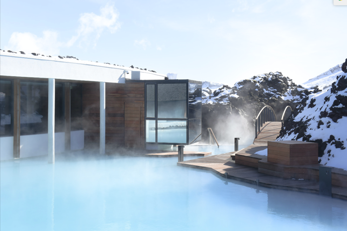 Návštěva islandského hotelu Blue Lagoon s termálními lázněmi na dosah pokoje.
