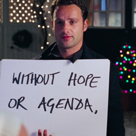 Postava: Mark

Herec: Andrew Lincoln

Proč ho milujeme: Jeho kultovní vyznání beze slov se navždy napsalo do našich srdcíh! Dovedete si představit větší romantiku?
