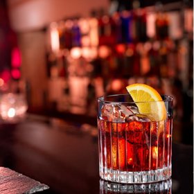 Campari Negroni koktejl.
Campari Negroni koktejl.