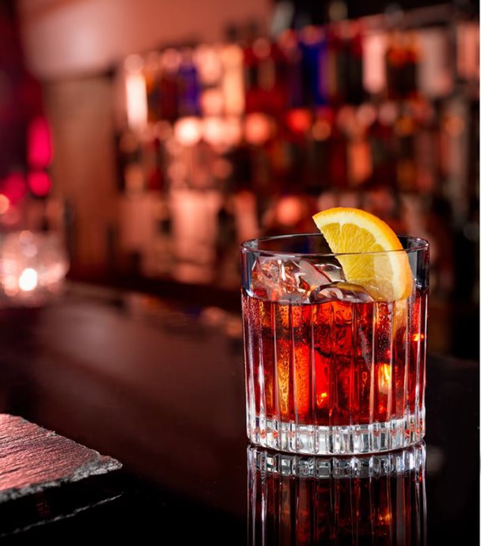 Campari Negroni koktejl.
