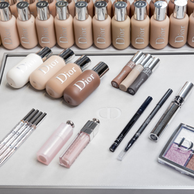Podívejte se s ELLE do backstage přehlídky Dior: