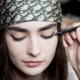 Podívejte se s ELLE do backstage přehlídky Dior: