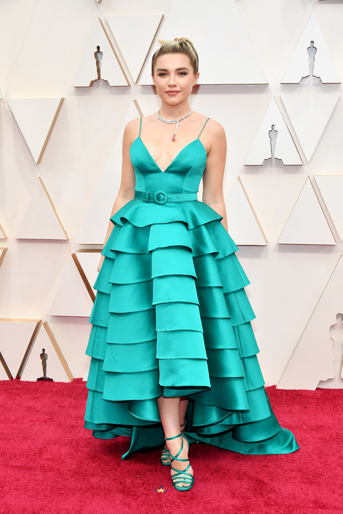 Florence Pugh

v šatech Louis Vuitton, se šperky Louis Vuitton High Jewelry a náušnicemi Maria Tash
