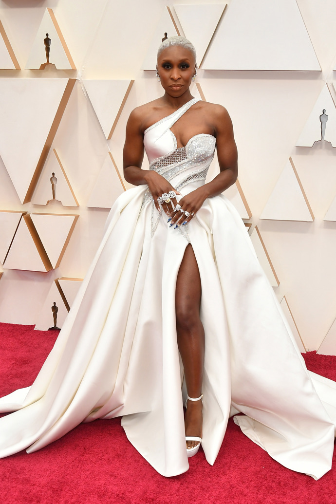 Cynthia Erivo

v šatech Atelier Versace

