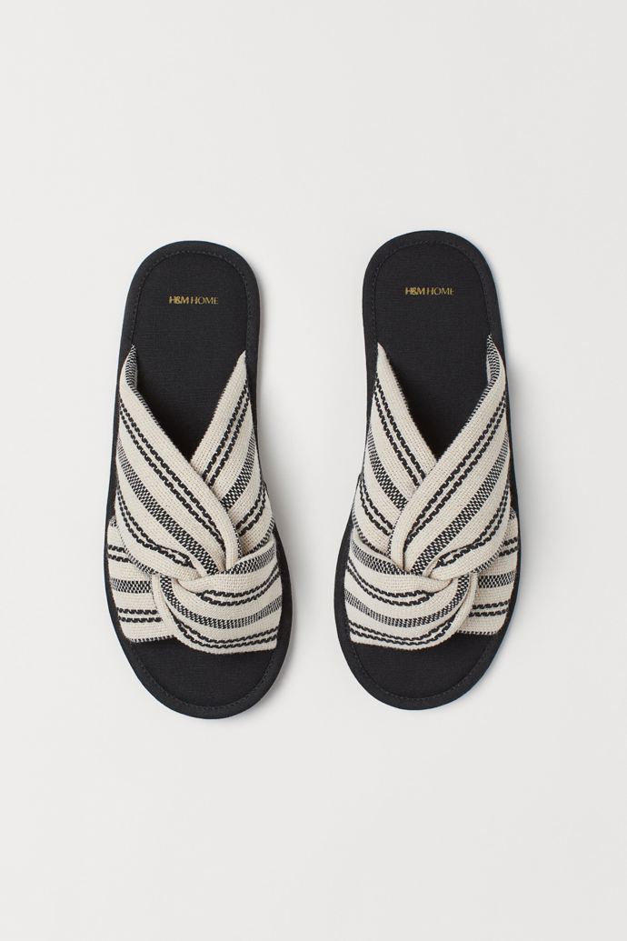 pantofle, H&M, 499 Kč
