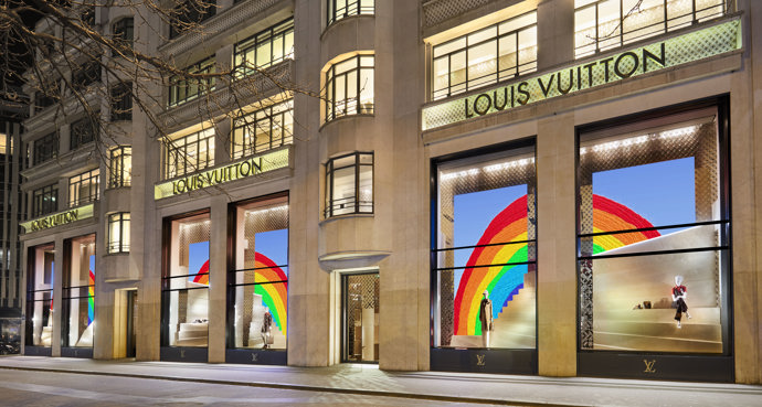 Podívejte se do výloh světových butiků Louis Vuitton spolu s ELLE: