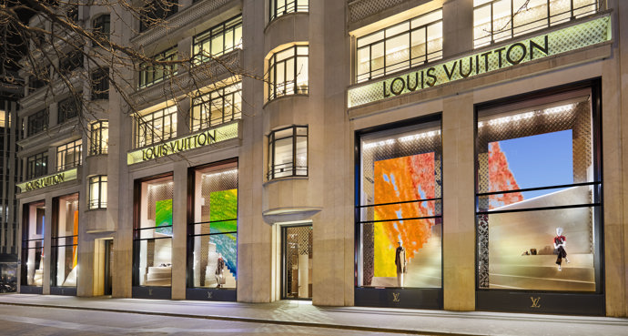 Podívejte se do výloh světových butiků Louis Vuitton spolu s ELLE: