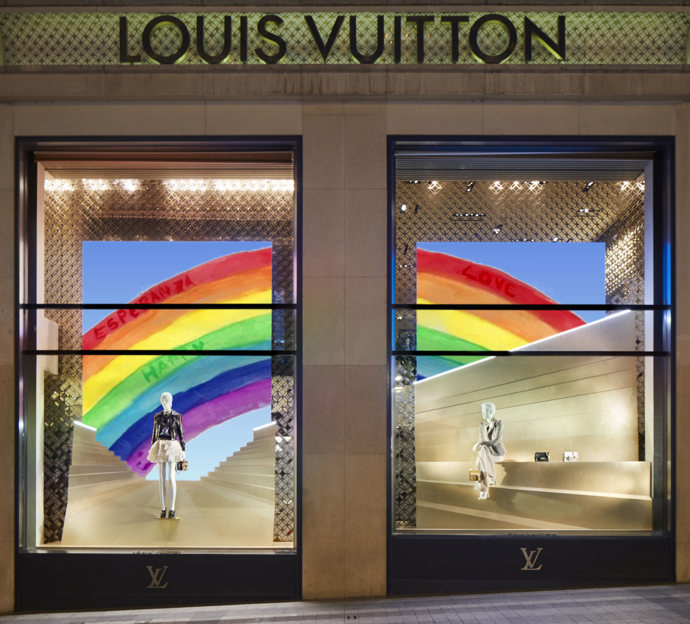 Podívejte se do výloh světových butiků Louis Vuitton spolu s ELLE:
