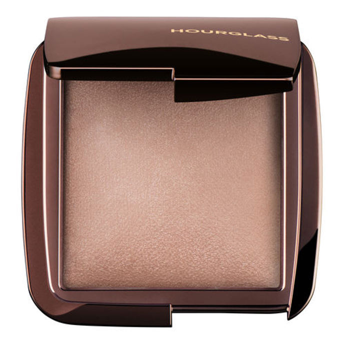 rozjasňovač, Hourglass Ambient Lighting Powder, odstín Diffused Light, 1400 Kč
