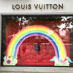 Podívejte se do výloh světových butiků Louis Vuitton spolu s ELLE: