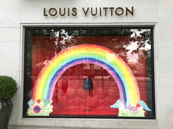 Podívejte se do výloh světových butiků Louis Vuitton spolu s ELLE: