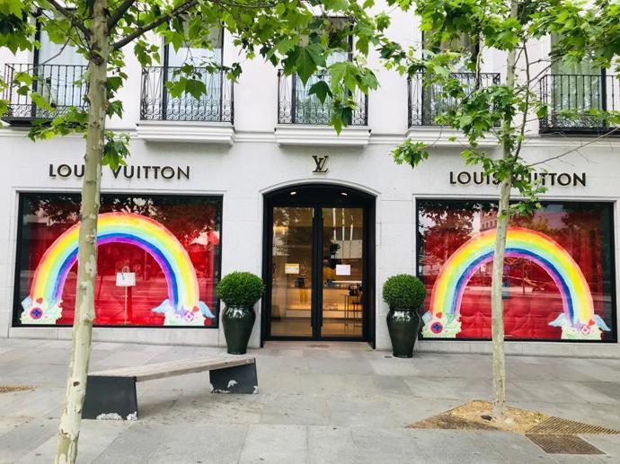 Podívejte se do výloh světových butiků Louis Vuitton spolu s ELLE: