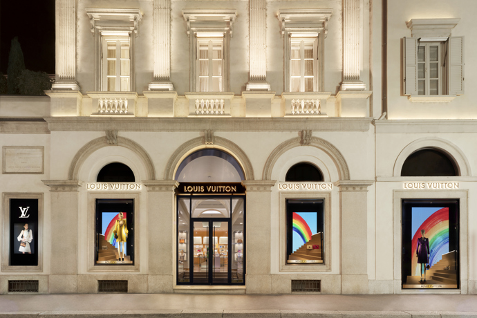 Podívejte se do výloh světových butiků Louis Vuitton spolu s ELLE: