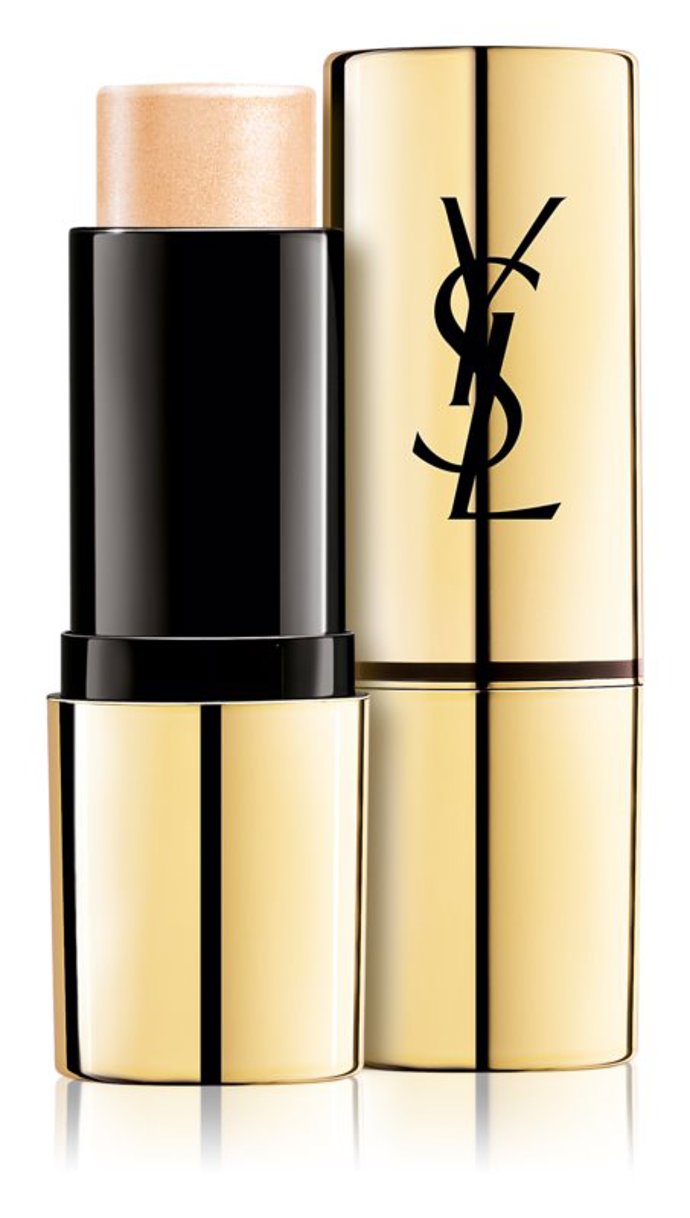 krémový rozjasňovač v tyčince, Yves Saint Laurent Touche Éclat Shimmer Stick, 935 Kč

