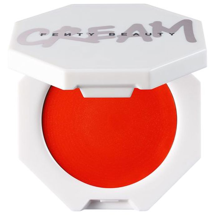 Tvářenka, Cheeks Out Freestyle Cream Blush, FENTY BEAUTY BY RIHANNA, barva Daiquiri Dip, prodává Sephora.cz, 590 Kč
