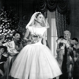 Audrey Hepburn ve filmu Funny Face
Že svatební šaty musí být jen dlouhé? To rozhodně ne. Nádhernou svatební róbu Jo Stockton (Audrey Hepburn) má na svědomí módní návrhář Hubert de Givenchy a právoplatně herečku povýšil na první příčky v žebříčku nejkrásnějších nevěst.
Audrey Hepburn ve filmu Funny Face
Že svatební šaty musí být jen dlouhé? To rozhodně ne. Nádhernou svatební róbu Jo Stockton (Audrey Hepburn) má na svědomí módní návrhář Hubert de Givenchy a právoplatně herečku povýšil na první příčky v žebříčku nejkrásnějších nevěst.