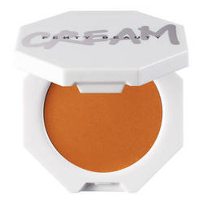 Tvářenka, Cheeks Out Freestyle Cream Blush, FENTY BEAUTY BY RIHANNA, barva Fuego Flush, prodává Sephora.cz, 590 Kč
