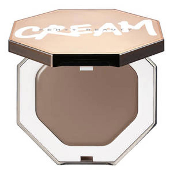 Krémový bronzer, Cheeks Out Freestyle Cream Bronzer, FENTY BEAUTY BY RIHANNA, prodává Sephora.cz, 850 Kč
